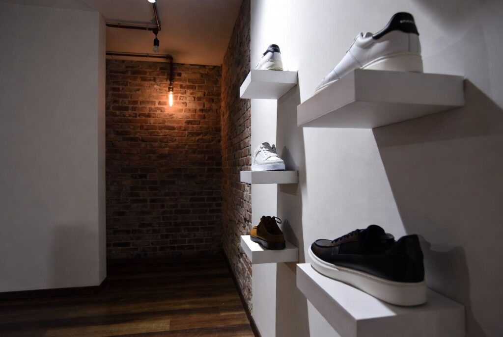  The "Floating Ledge" Wall Display